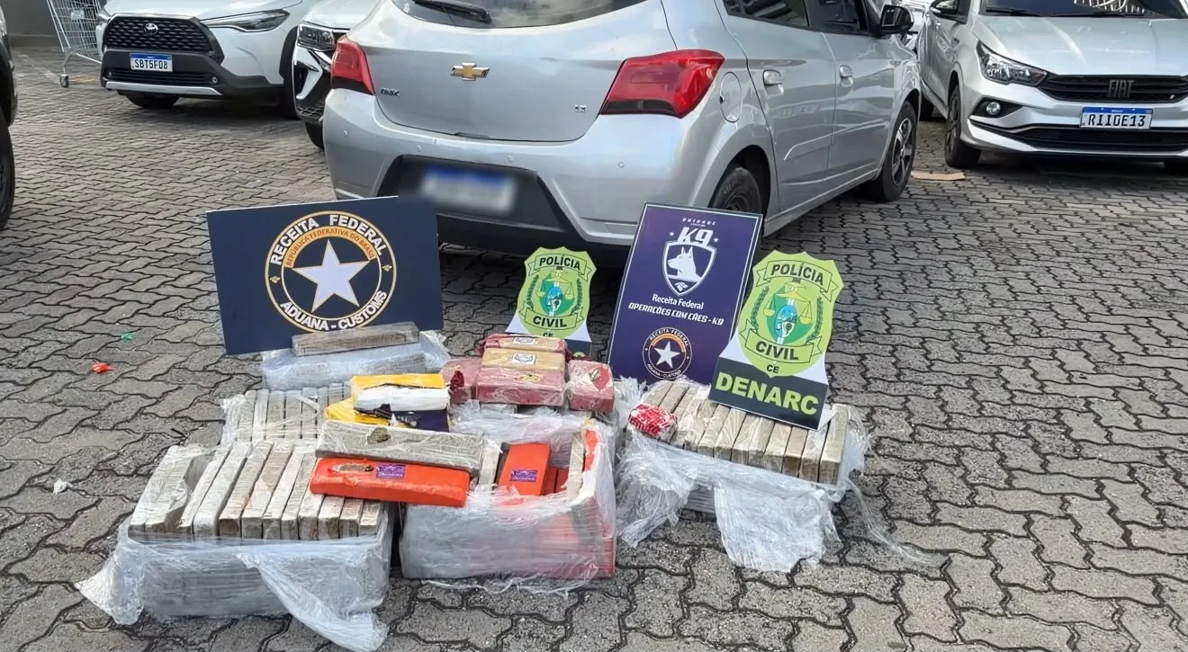 Os 138 quilos de maconha, cinco quilos de crack e três quilos de cocaína estavam escondidos dentro de um veículo, em uma transportada.