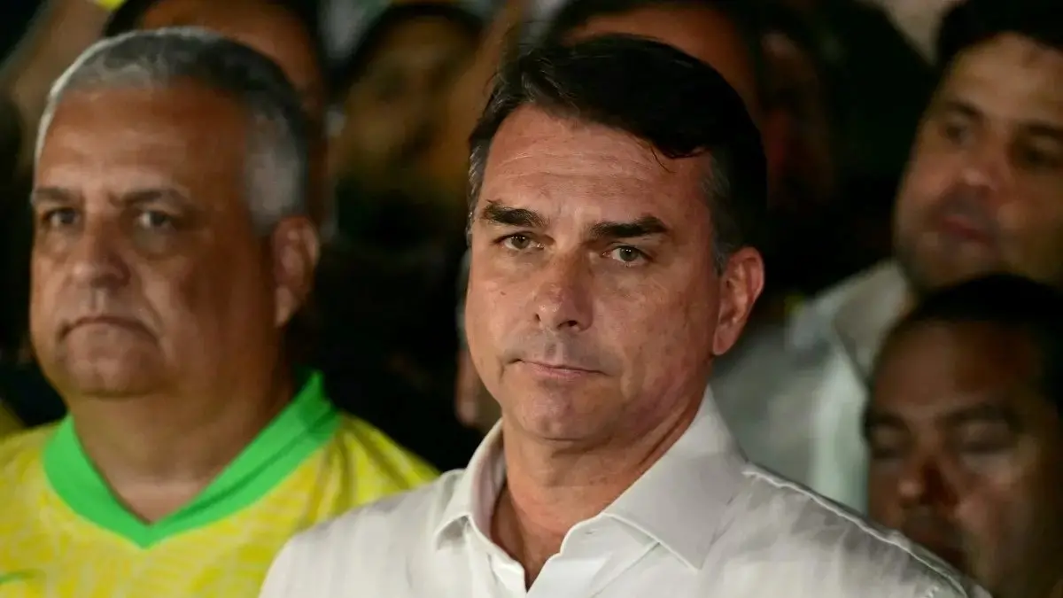 Imagem da notícia Endereço ligado a Flávio Bolsonaro é alvo de buscas da PF