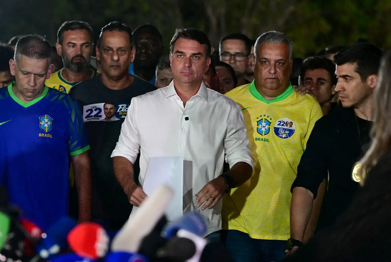 Imagem da notícia Voo de Flávio Bolsonaro e família deixa Equador com destino a Miami, nos EUA