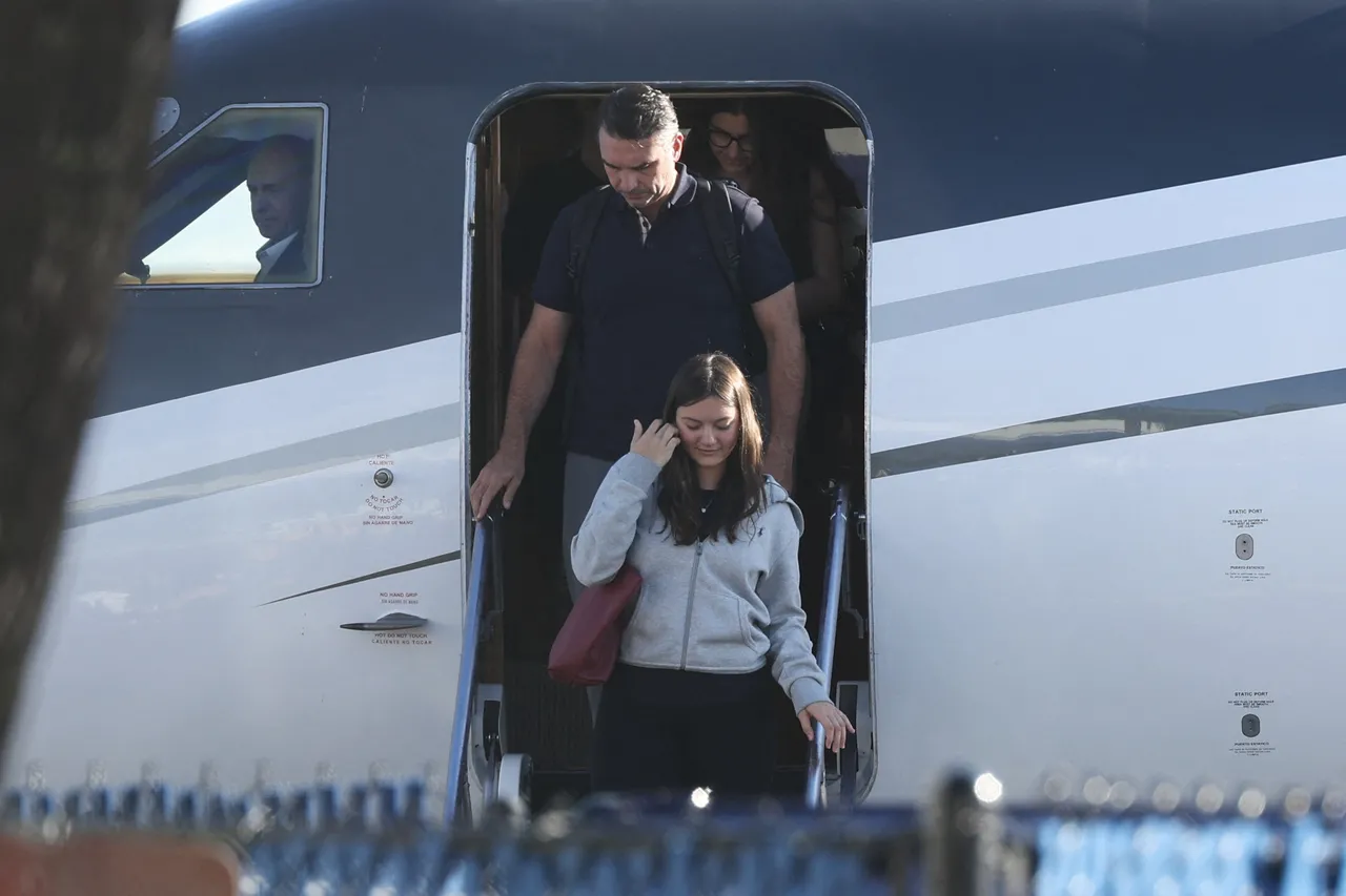 Flávio Bolsonaro desembarcou de avião em Miami com as filhas e a esposa.