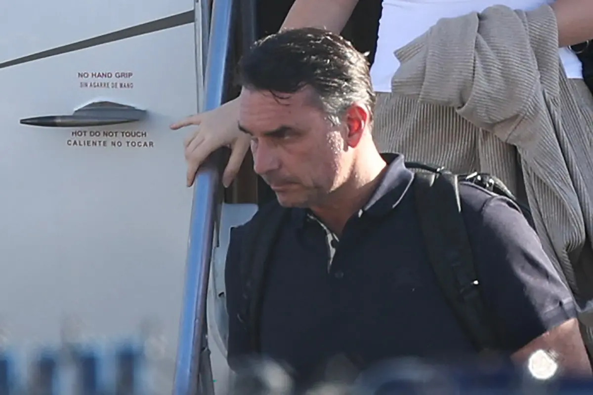 Imagem da notícia Flávio Bolsonaro usou passaporte italiano para entrar na Argentina e não passou por controle da PF