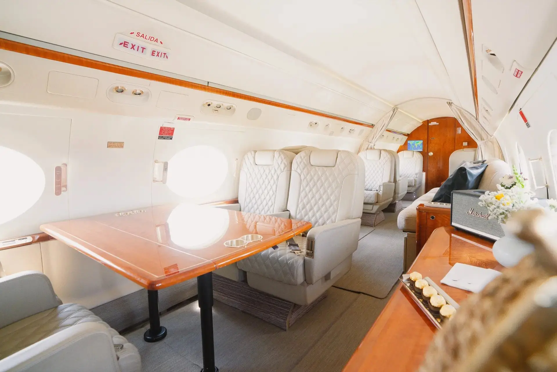 Imagem da notícia Avião em que Flávio Bolsonaro fugiu está à venda e pode custar até R$ 48 milhões; veja fotos