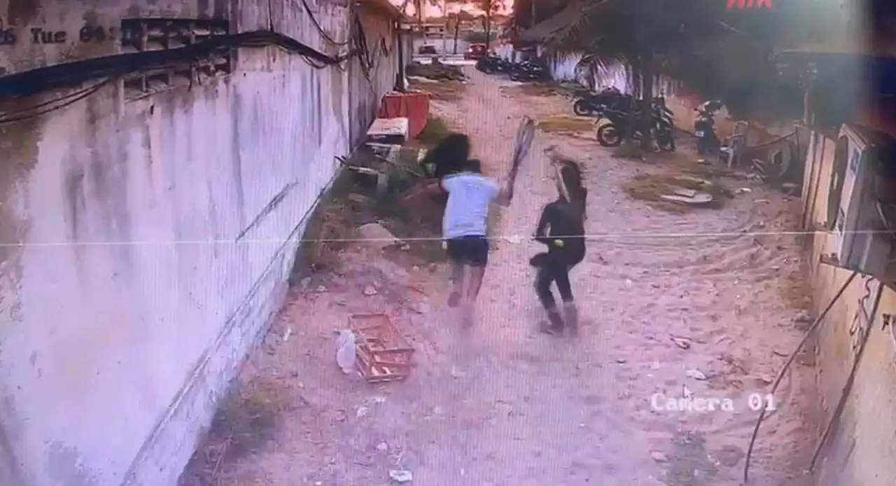 Imagem da notícia Dupla é presa por agredir e matar mulher em situação de rua ao lado de barraca na Praia do Futuro