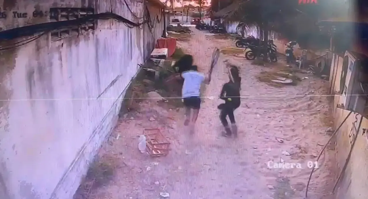 Imagem da notícia Dupla é presa por agredir e matar mulher em situação de rua ao lado de barraca na Praia do Futuro