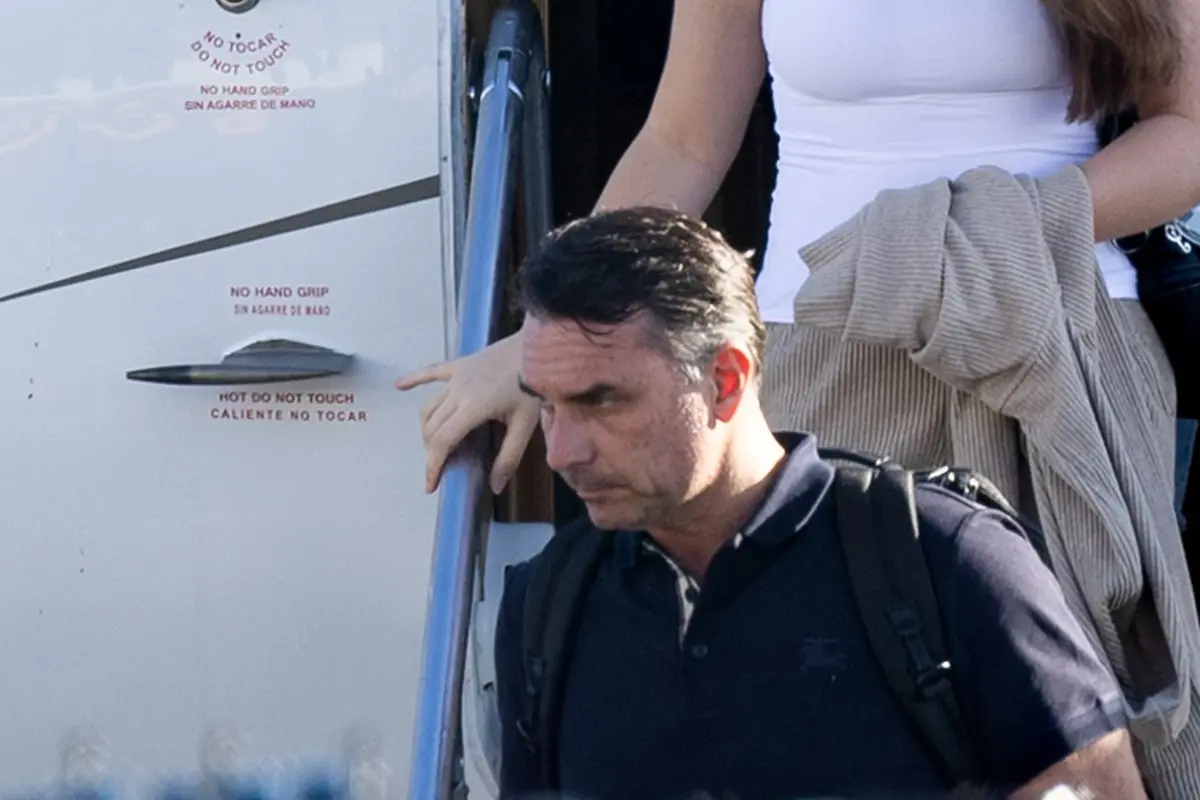 Imagem da notícia Flávio Bolsonaro fugiu para os EUA com passaporte diplomático cancelado pela PF