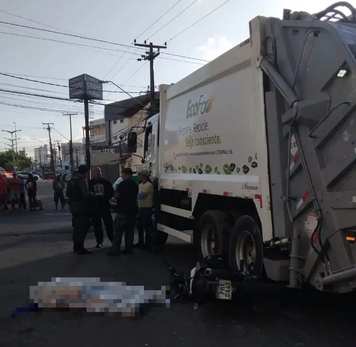 Imagem da notícia Motociclista morre em colisão contra caminhão de coleta de lixo em Fortaleza