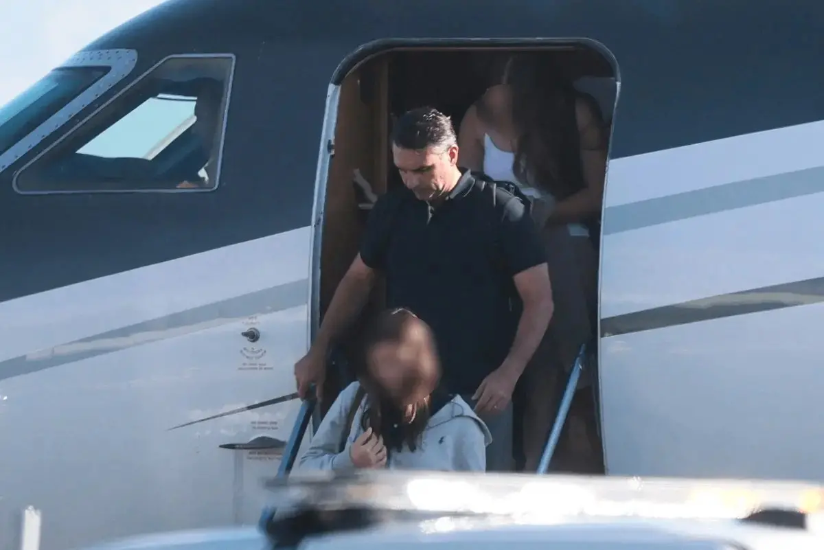 Imagem da notícia Nos EUA, Flávio Bolsonaro se autoproclama presidente eleito, muda versão e diz ser 'líder do Brasil'