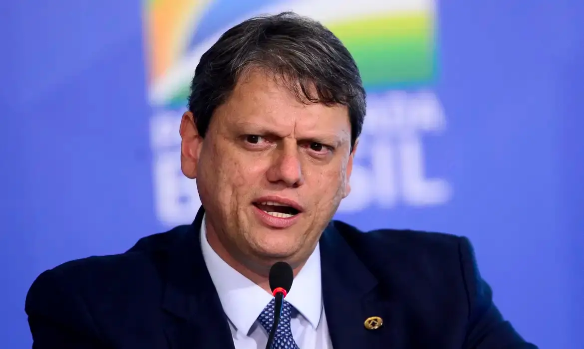 Imagem da notícia Tarcísio contraria Flávio Bolsonaro e defende 'respeito ao resultado das urnas'