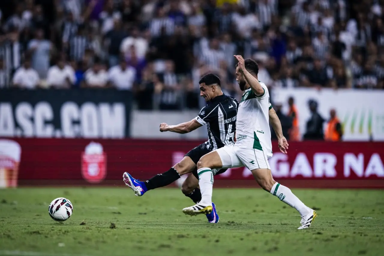 Imagem da notícia CBF divulga áudio do VAR em gol anulado do Ceará contra o Goiás por toque na mão