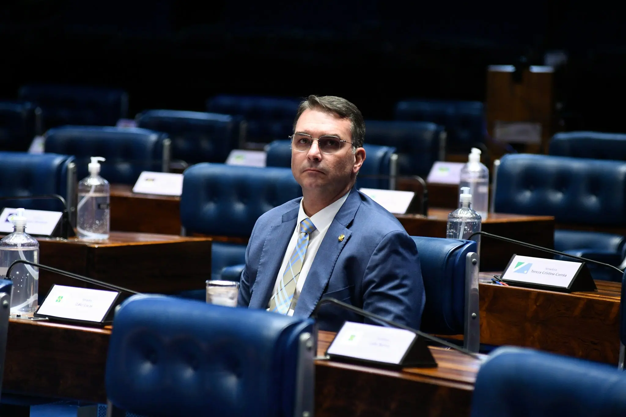 Imagem da notícia O que pode acontecer com o cargo de senador de Flávio Bolsonaro após fuga para os EUA?