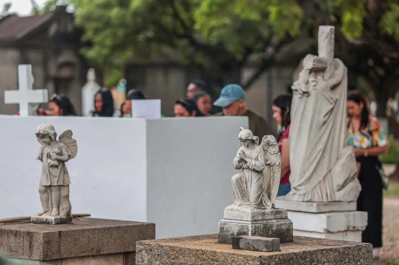 Imagem da notícia Dia de Finados: Veja o que abre e fecha em Fortaleza