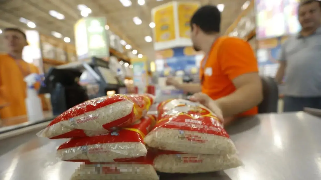 Imagem da notícia: Consumo de arroz, óleo e café sobe em supermercados do Ceará após fim das bets, diz setor