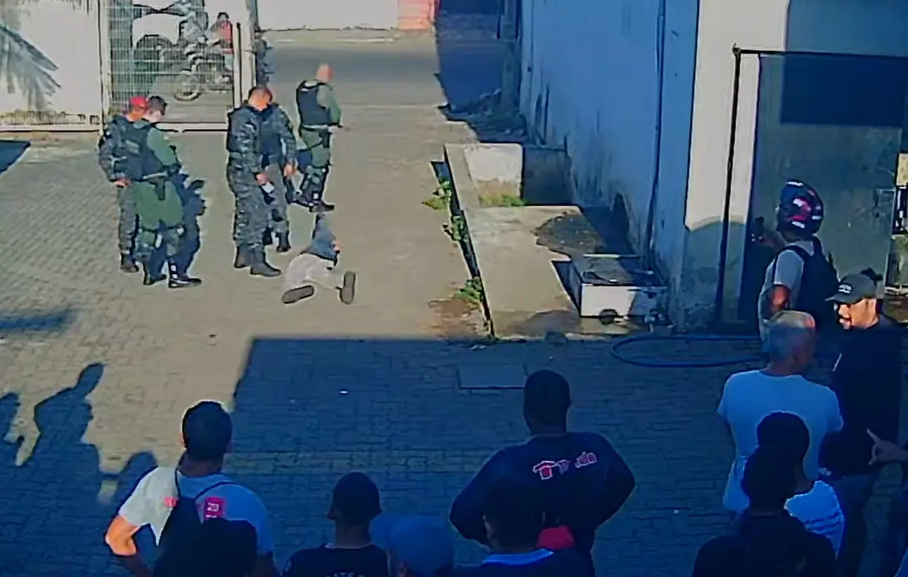 Imagem da notícia Dupla é presa após tiroteio em tentativa de roubo a posto de gasolina na av. Mister Hull; veja vídeo