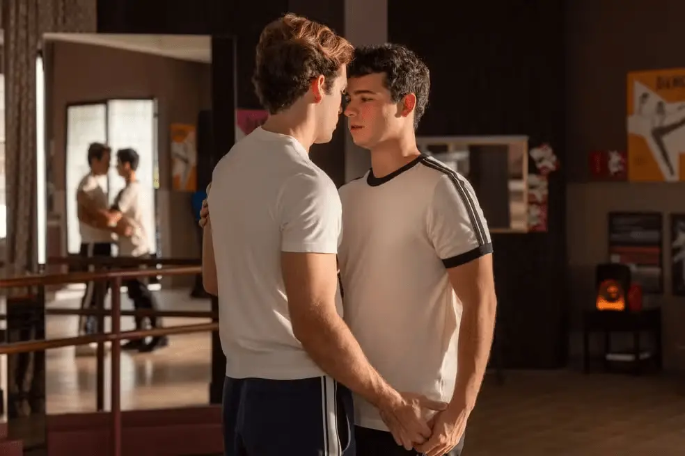 Imagem da notícia Após 141 capítulos, Mau Mau e Felipe protagonizam primeiro beijo gay de 'Quem Ama Cuida'