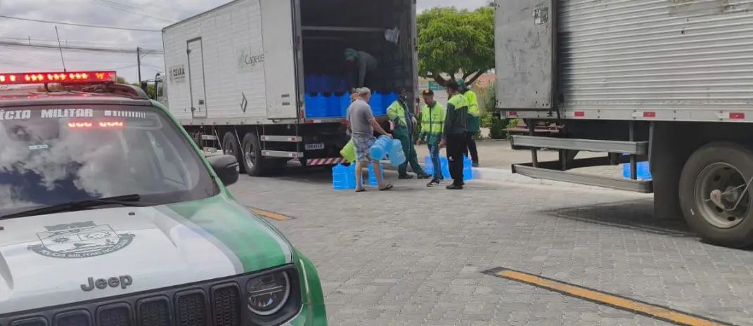 Imagem da notícia Após ameaça de facção suspender venda de água, Cagece leva mil garrafões a Banabuiú sob escolta