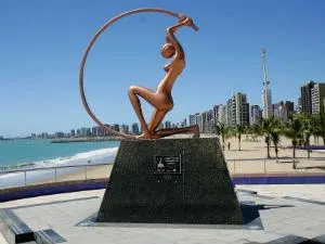 Estátua Iracema Guardiã é reentregue à orla de Fortaleza - Metro ...
