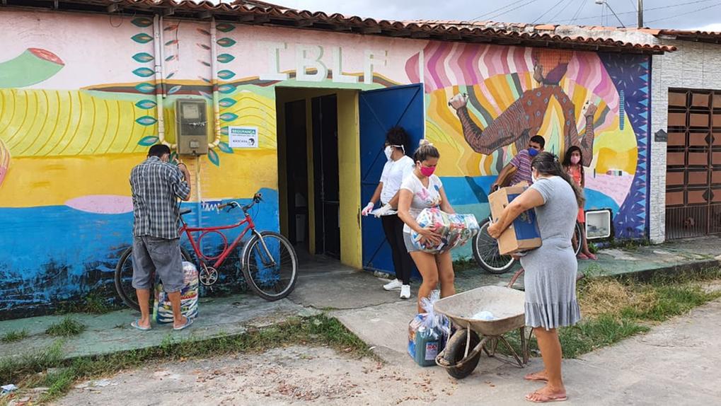 As entidades sentiram o peso da pandemia no orçamento. Na foto, voluntários do Instituto Beatriz e Lauro Fiúza distribuem cestas básicas para comunidades.