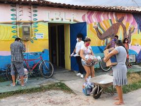 As entidades sentiram o peso da pandemia no orçamento. Na foto, voluntários do Instituto Beatriz e Lauro Fiúza distribuem cestas básicas para comunidades.