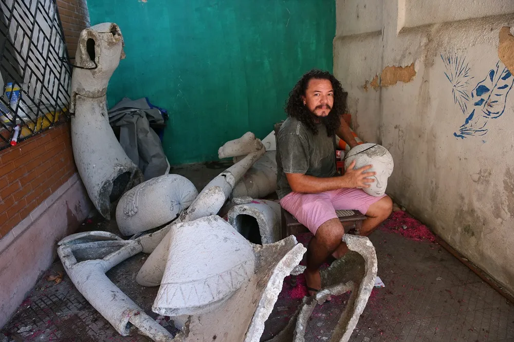 O professor José Viana resgatou os destroços da obra e evitou que fossem vendidos como entulho