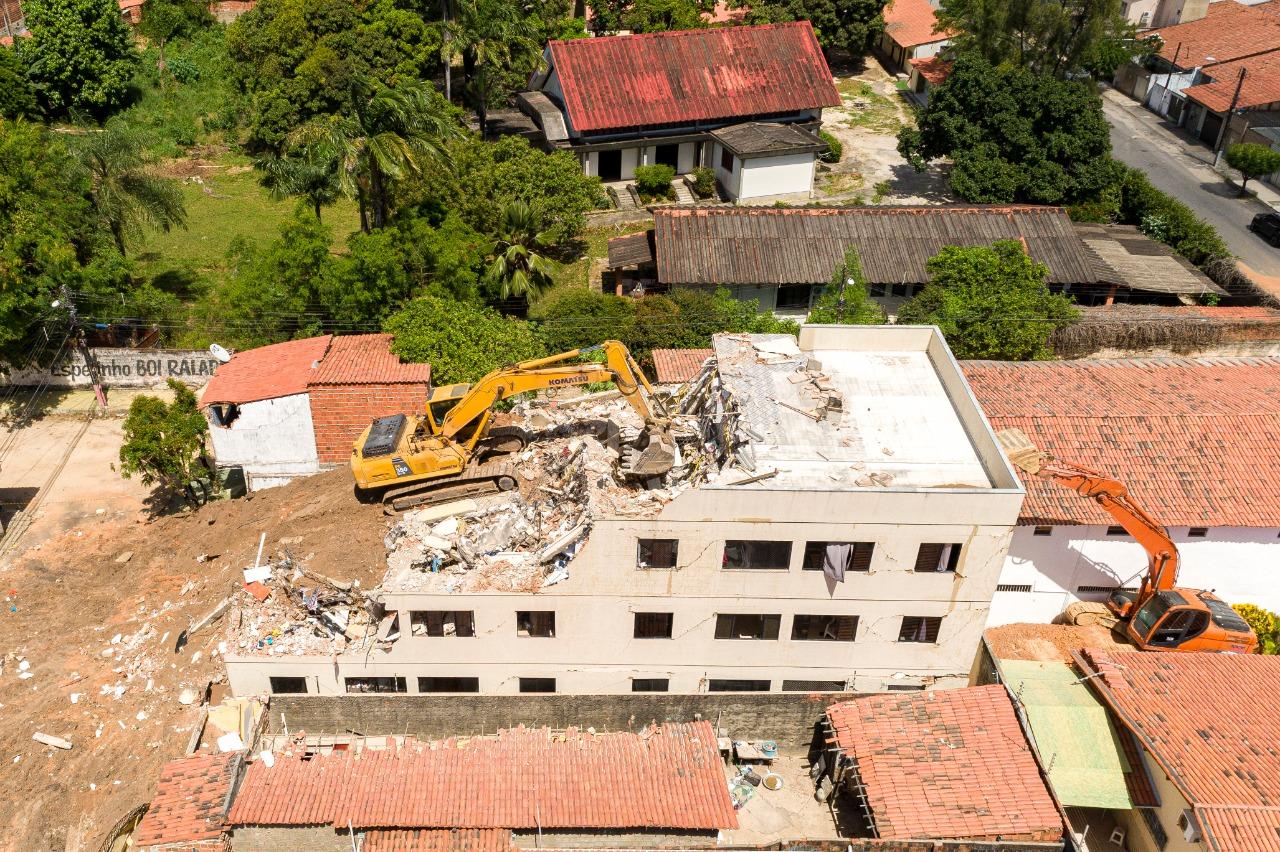 Foto aérea de edifício desabado na Maraponga, em junho de 2019