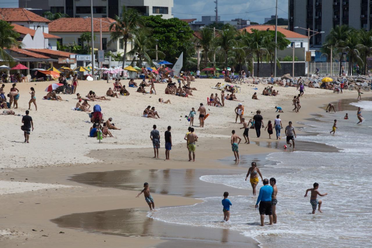 Movimentação intensa de banhistas na Praia dos Crush durante isoalmente social contra o coronavírus