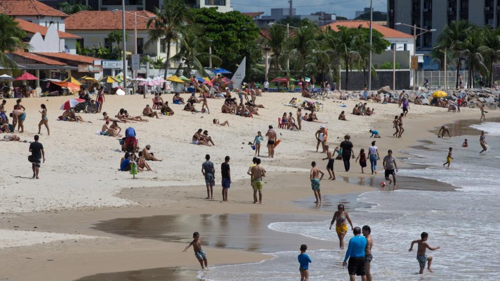 Movimentação intensa de banhistas na Praia dos Crush durante isoalmente social contra o coronavírus