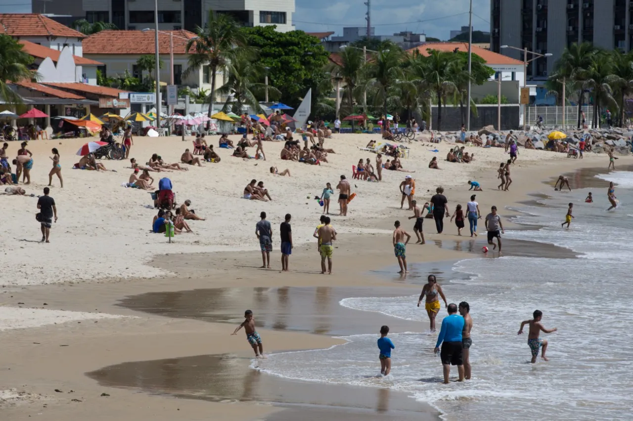 Adultos e crianças foram flagrados na orla