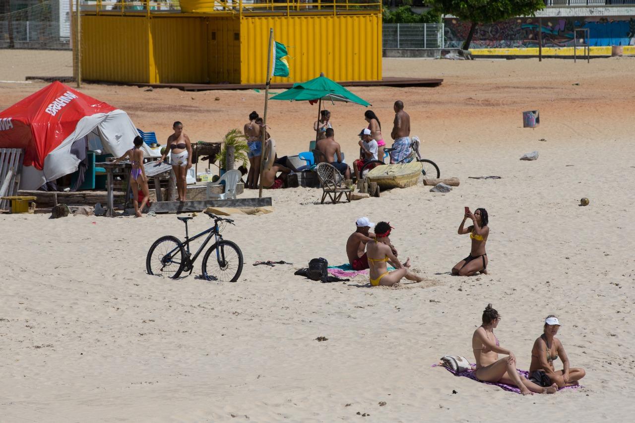 Ambulante que vende água de coco na Praia dos Crush em Fortaleza, durante período de isolamento social contra o coronavírus