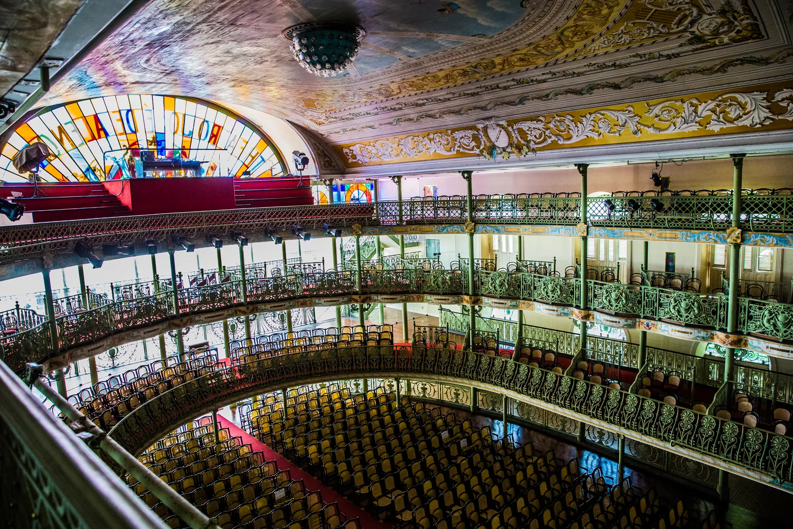 A sala de espetáculo principal do TJA possui capacidade para até 752 lugares