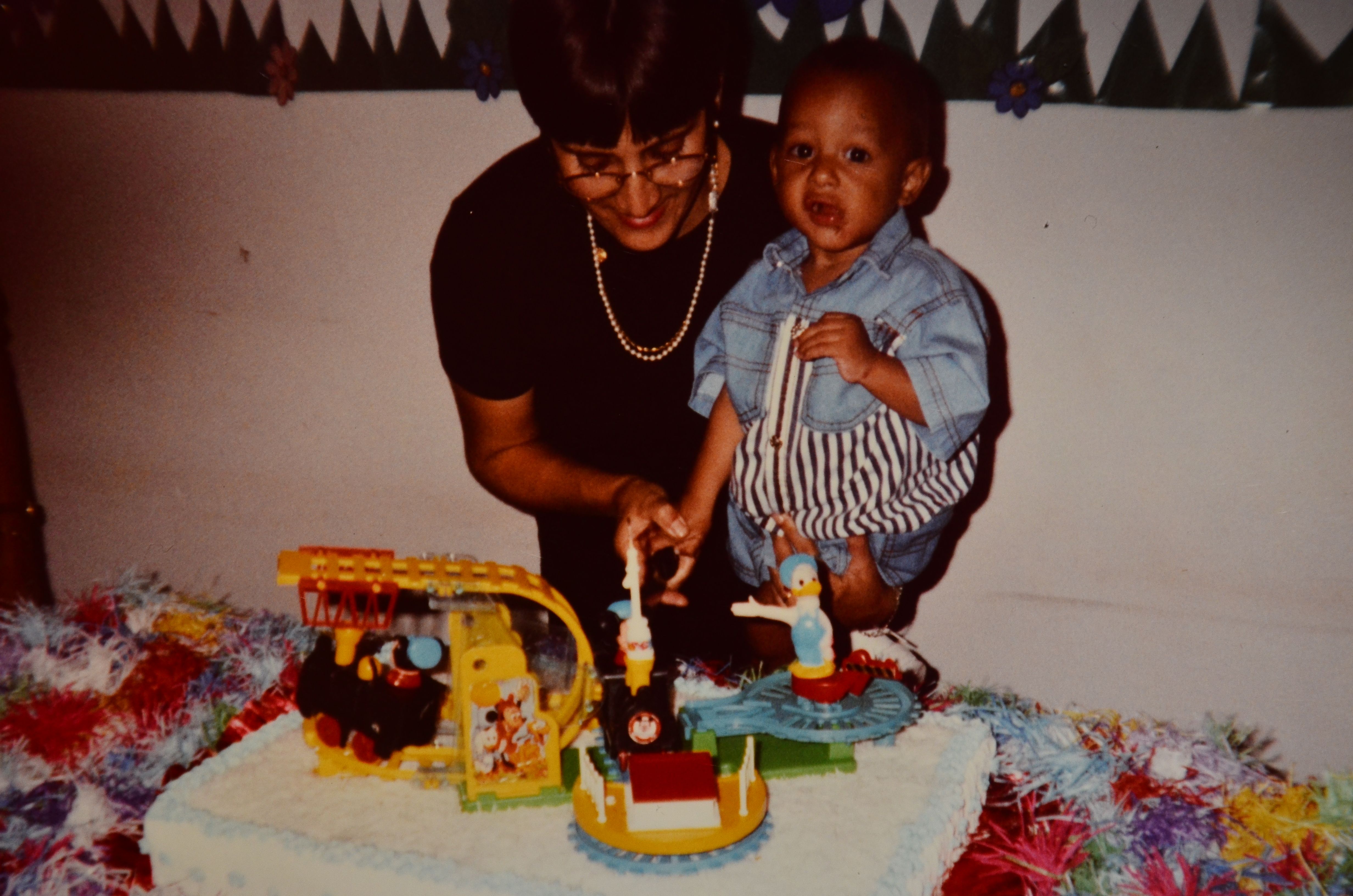 Na imagem, Gabriel comemora com a mãe adotiva Vanda o aniversário de um ano. A mãe biológica dos gêmeos, Liduína, recebeu a imagem de Vanda e, após anos, ela deu a foto para o gêmeo Tomaz.
