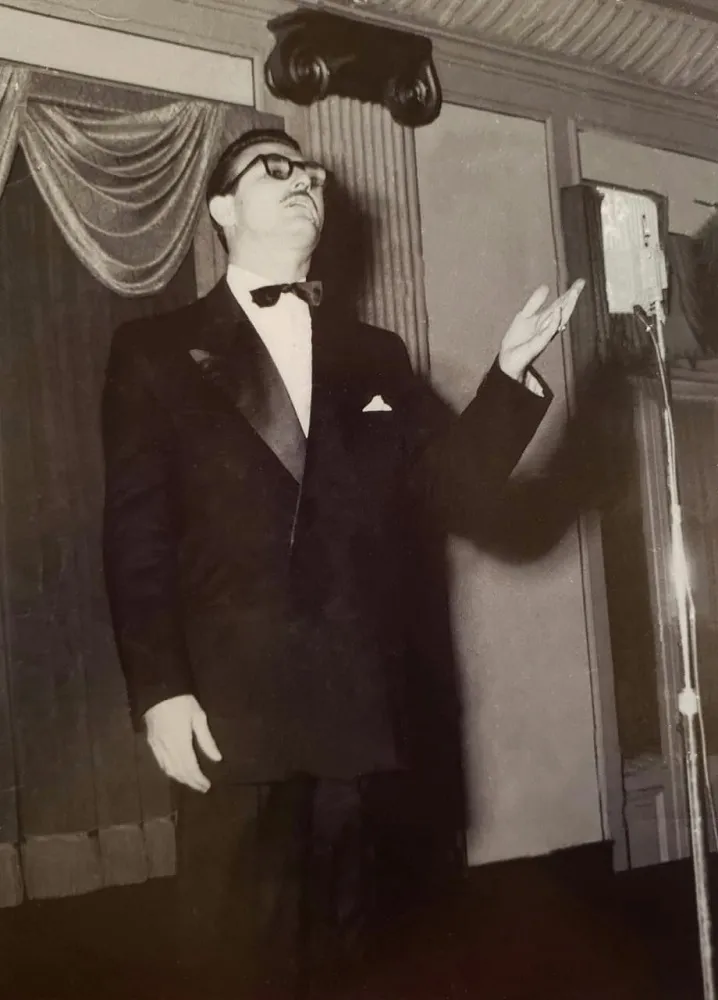 O poeta, na década de 1940, recitando uma de suas criações em verso