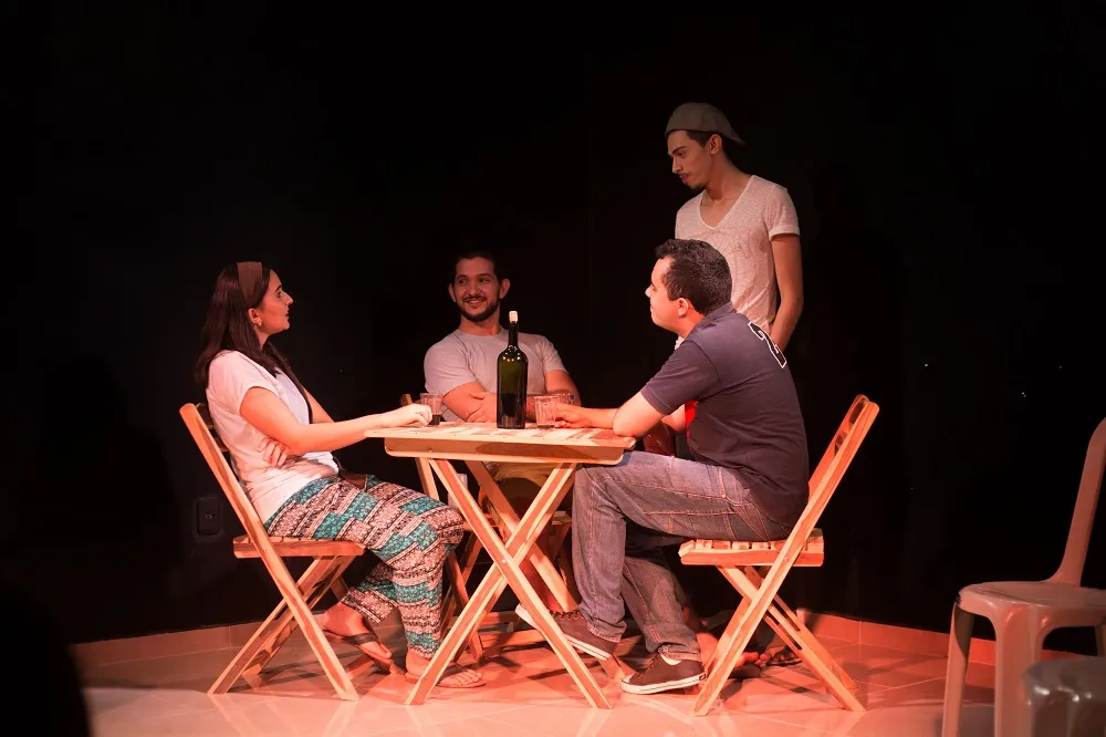Nas apresentações do espetáculo, a mesa ao centro, em alusão a um bar, é ponto de encontro para anseios e dizeres