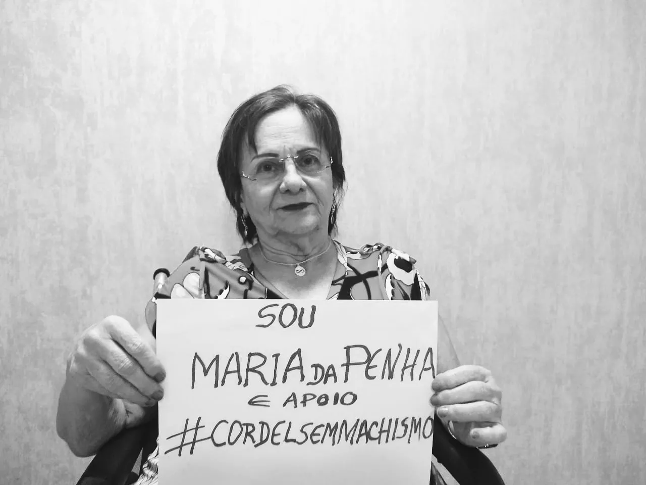 A farmacêutica Maria da Penha, conhecida nacionalmente devido à lei que leva seu nome, em apoio à campanha