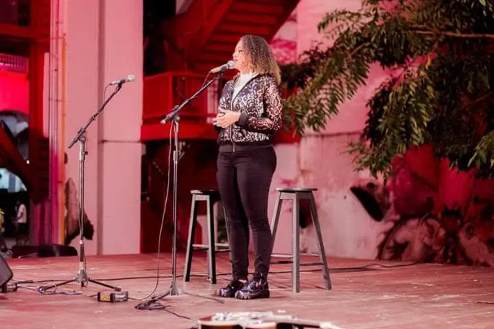 Bia Lopes em um dos lançamentos que fez no Centro Dragão do Mar de Arte e Cultura: poética engajada