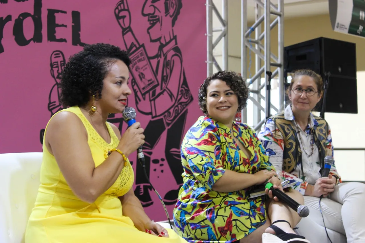 Da esquerda para a direita, Izabel Nascimento, Julie Oliveira e Paola Tôrres: talento e sororidade no cordel