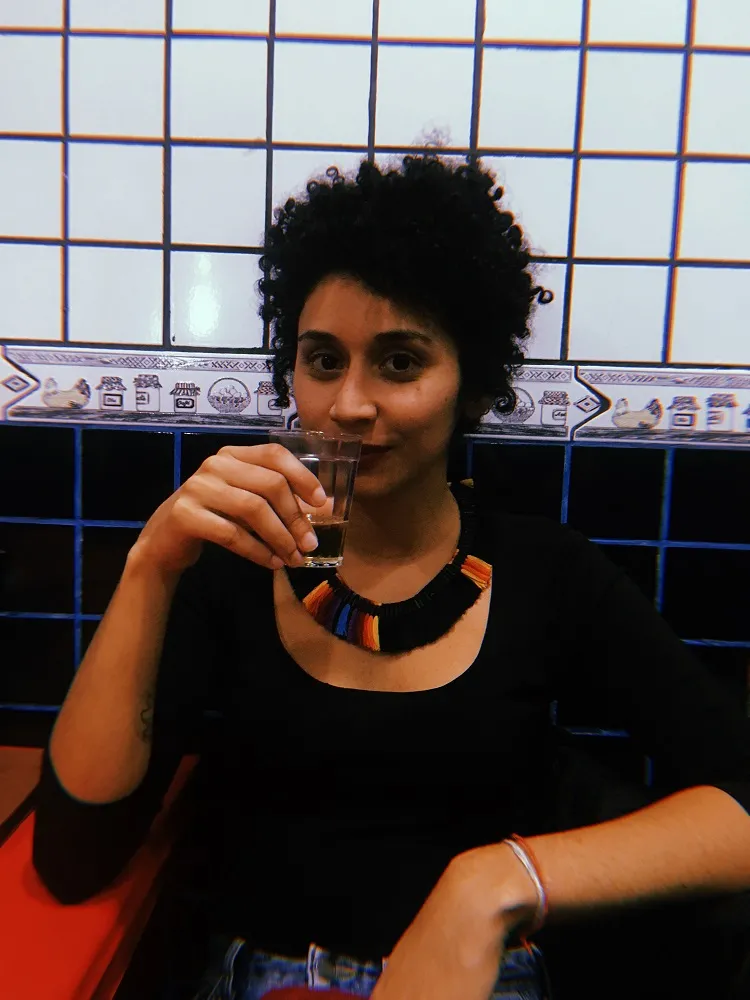 O texto da professora e pesquisadora baiana Bruna Portella emerge uma reflexão sobre como as pessoas andam emocionadas quando vislumbram a imagem de uma mesa de plástico amarelo berrante, tendo em vista ser esse espaço-objeto símbolo de encontro, amizade.