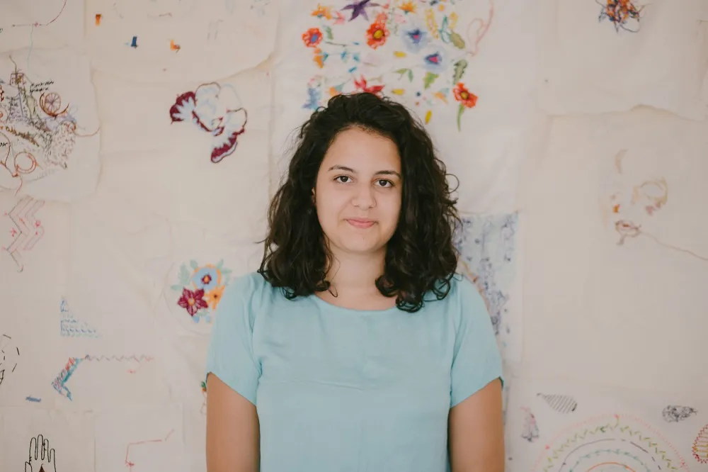 Laura Moreira, uma das integrantes à frente do Coletivo Avesso, difunde as artes do bordado por meio das redes sociais durante a pandemia