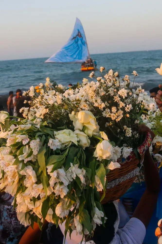 Registro da Festa de Iemanjá em Fortaleza no ano passado: com cantos e rosas na Praia de Iracema ou na Praia do Futuro, centenas de pessoas se reúnem para homenagear a Rainha do Mar