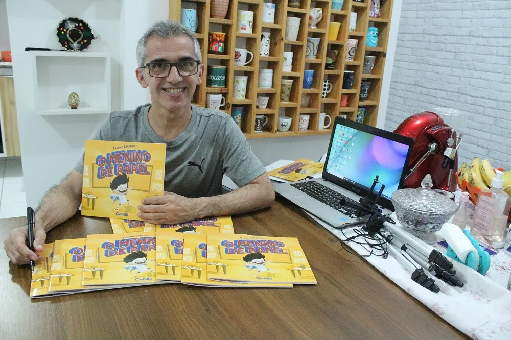O educador Fabiano Carneiro e seu “O menino de papel”: narrativa sobre TDAH