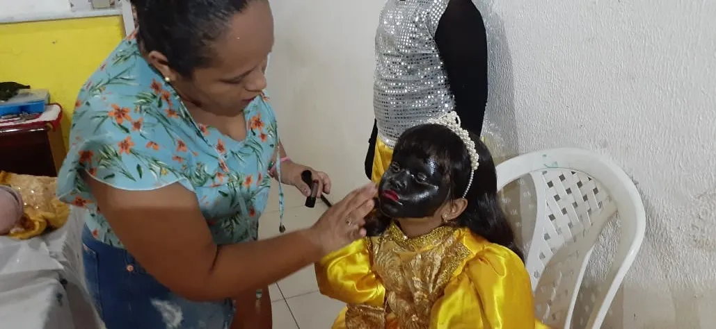 Caprichada preparação para gravação de vídeos dos integrantes do Maracatu Nação Fortaleza revela intenção de compartilhar saberes