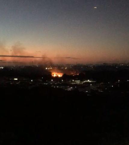 Incêndio em terreno na Av. Oliveira Paiva