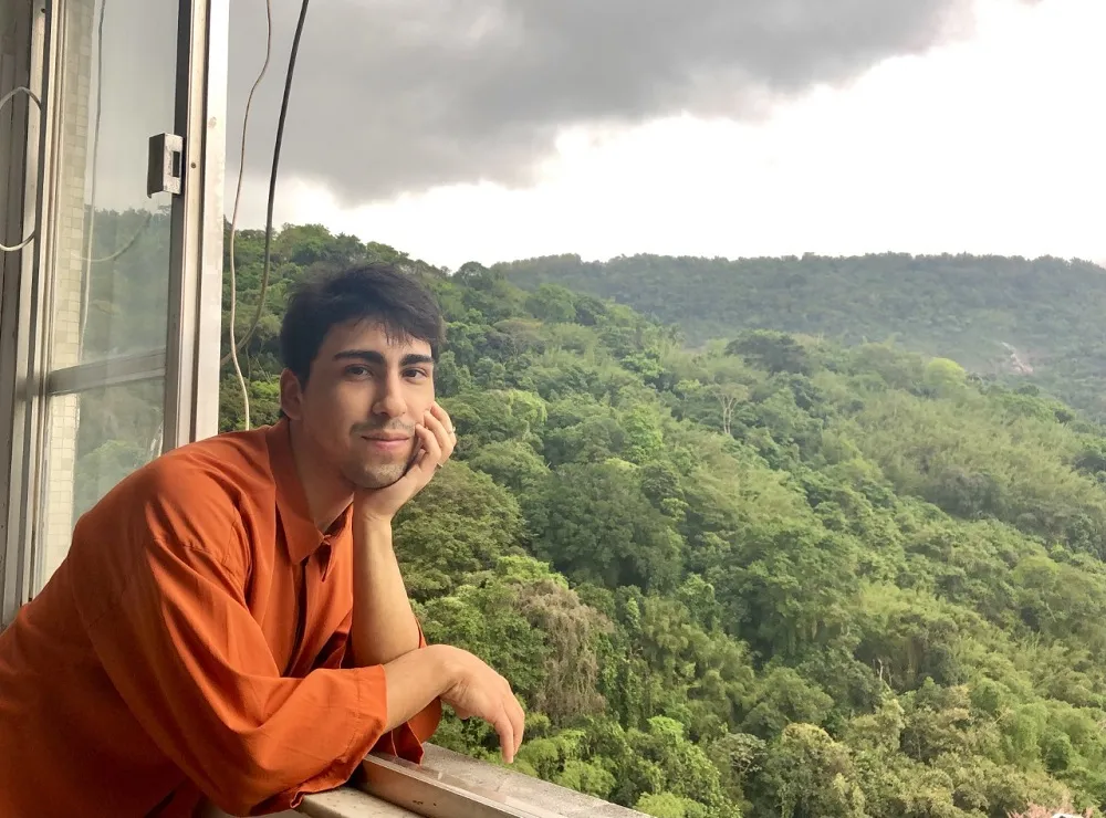 O fato de estar sozinho neste instante fez Plínio rever os vínculos amorosos consigo, focando mais em aspectos do próprio viver