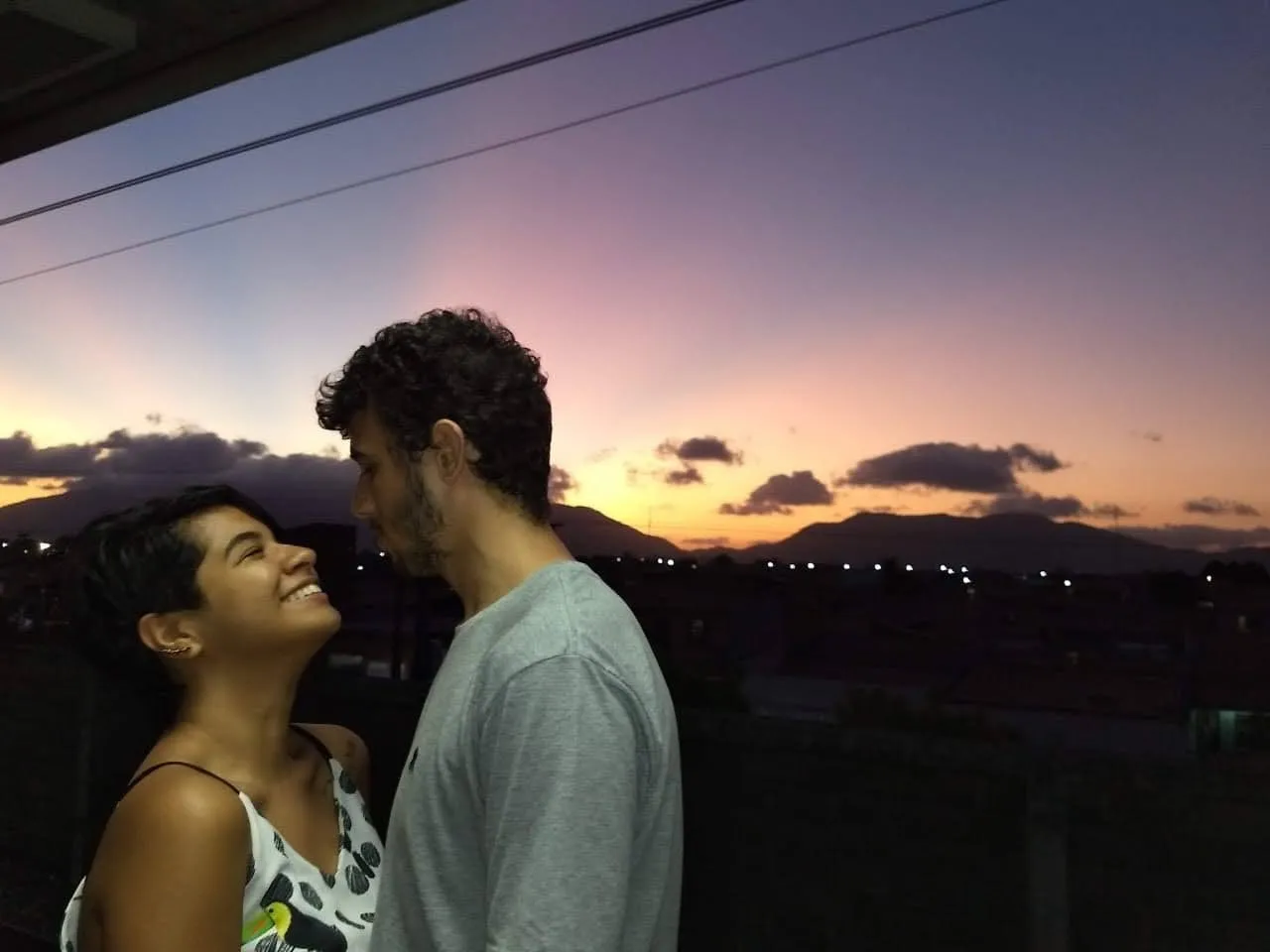 As dificuldades de manter o relacionamento à distância durante a pandemia se transformaram em novos modos de Matheus e Aíslan otimizarem a parceria