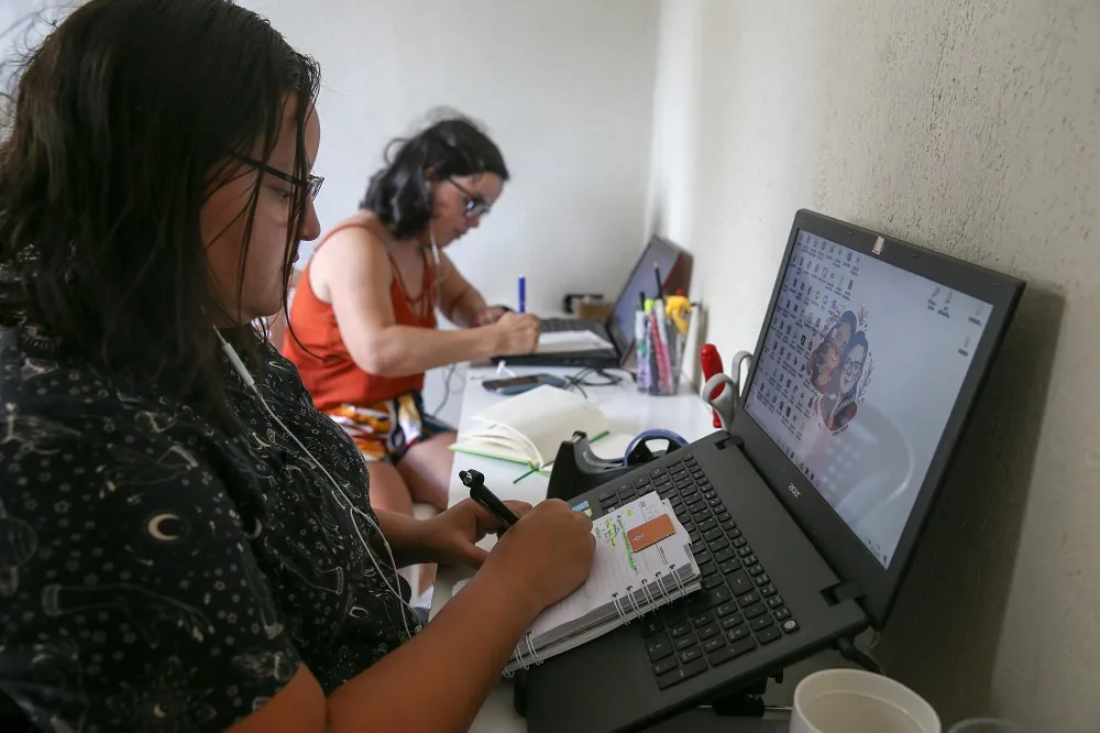 Trabalhar em regime de home-office num apartamento tão pequeno, ao mesmo tempo que trouxe desafios, também evidenciou o cuidado entre Luana e Thais