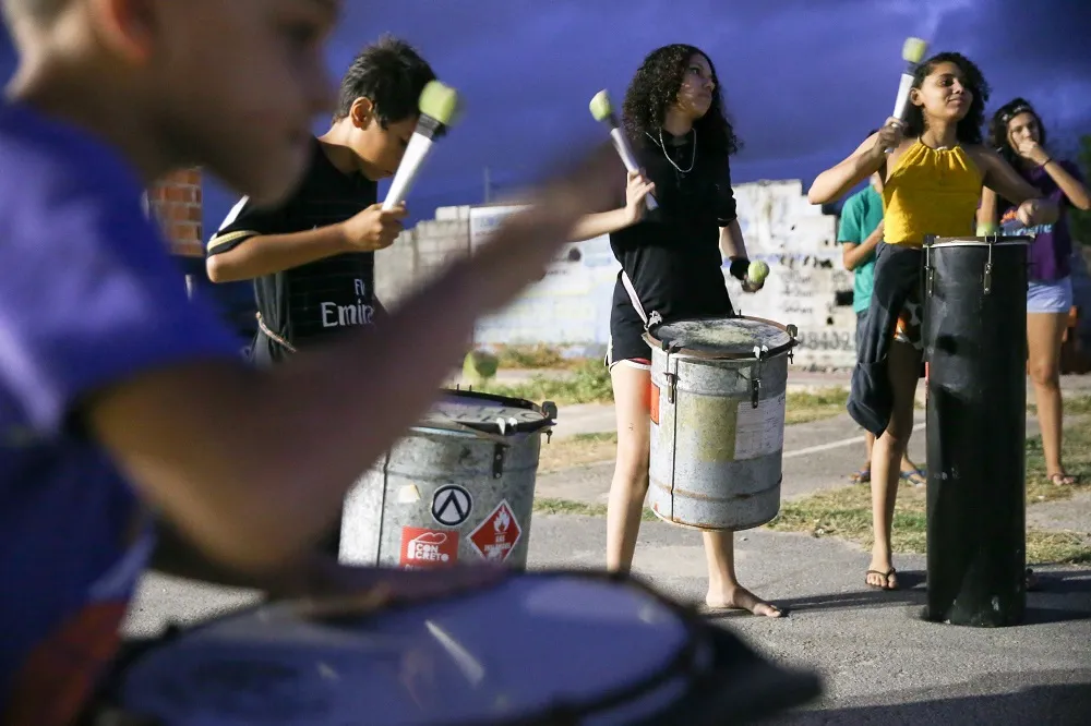 A proposta inicial é apresentar às crianças e jovens ritmos diversos da nossa cultura, além de outros, dos modernos aos ancestrais