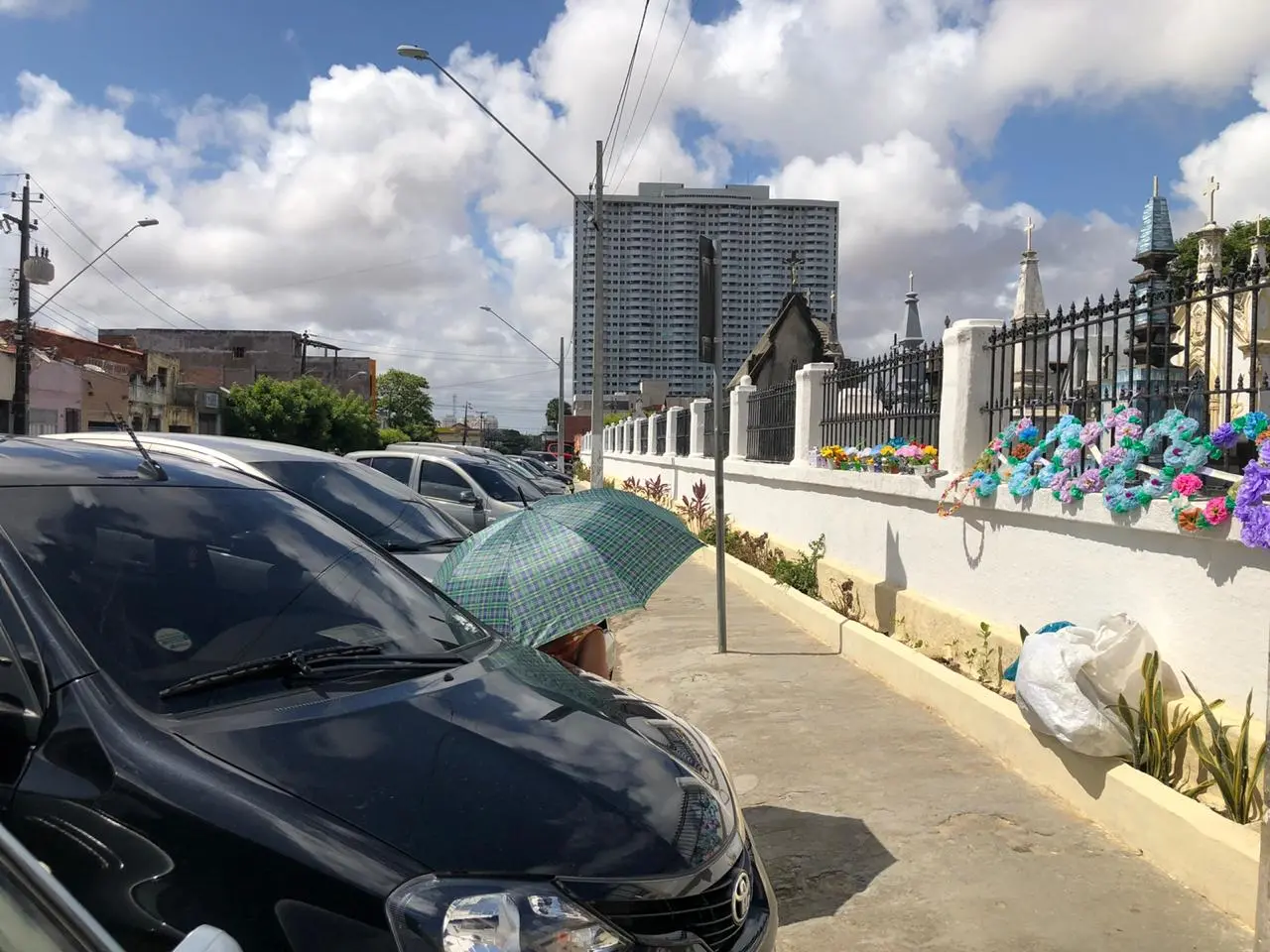 Calçadas vazias, sem os tradicionais ambulantes, na frente do cemitério São João Batista, nesta manhã de sábado (31)