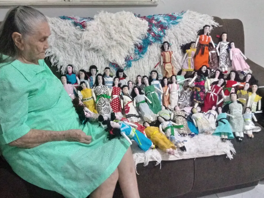 Centenas de bonecas já foram feitas por dona Teresinha desde o momento em que aprendeu a confeccionar os objetos