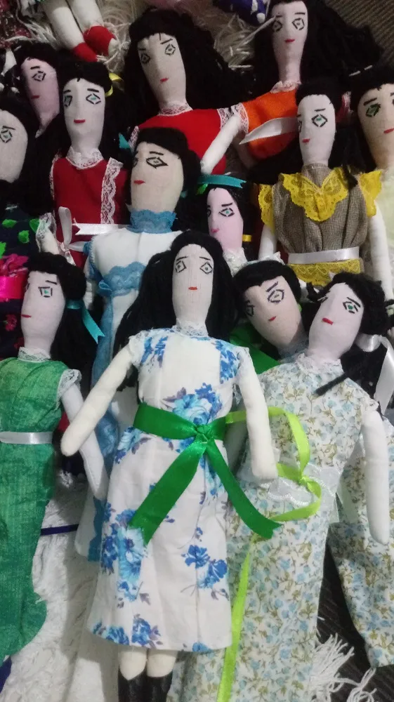 Cada boneca tem uma roupinha própria, com modelo pensado por dona Teresinha, encantando a família e os moradores de Sobral