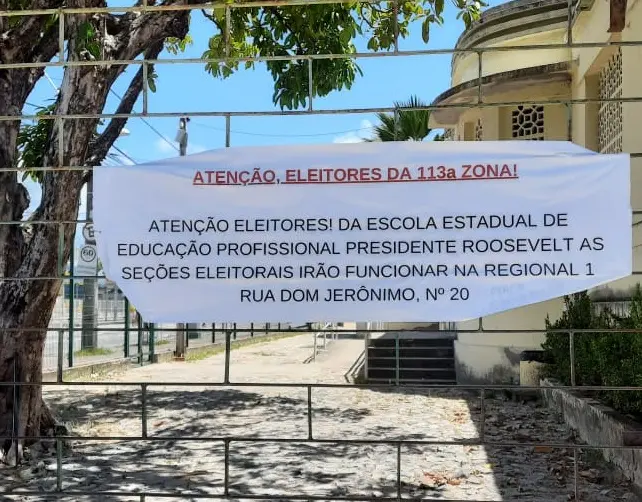 Eleitor encontrou placa informando mudança de local de votação