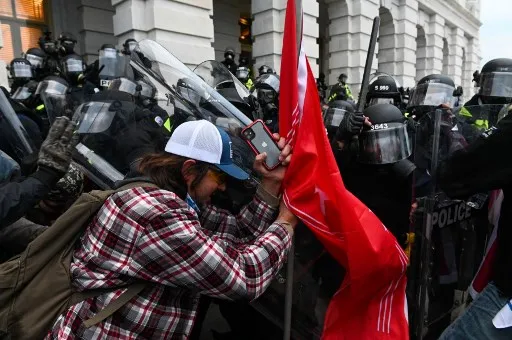 Polícia tenta impedir invasão ao Congresso norte-americano